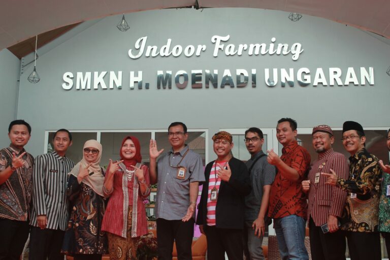 RINTIS PERTANIAN MODERN, GEDUNG SMK PK “INDOOR FARMING” DIRESMIKAN DIREKTUR SMK KEMDIKBUDRISTEK RI